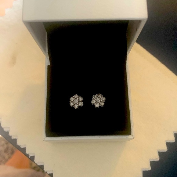 Genuine Custer Diamond earrings set in 10K white gold - Picture 5 of 13